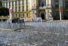 560 pustych krzeseł przed siedzibą premiera. Jakie są postulaty protestujących?