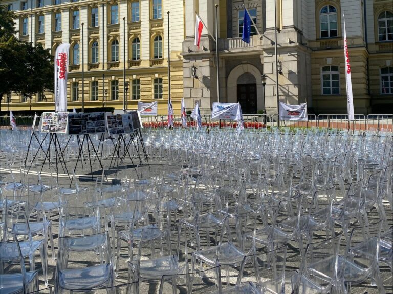 560 pustych krzeseł przed siedzibą premiera. Jakie są postulaty protestujących?