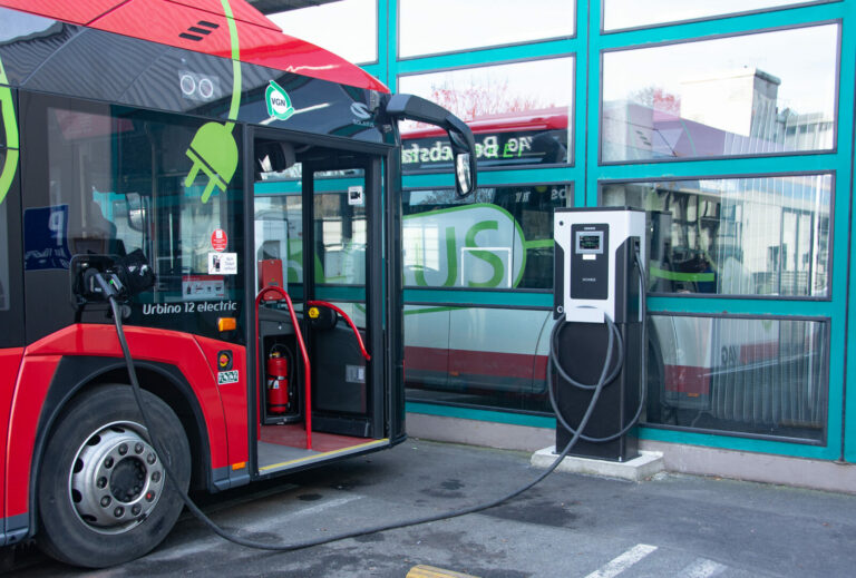 Przejęcie na rynku elektromobilności autobusów i ciężarówek
