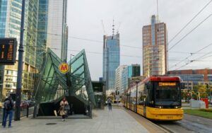 Warszawa oczyszcza ulice i torowiska zużytą wodą z basenów