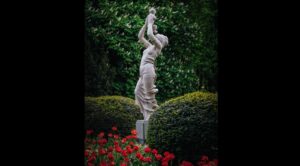 Rzeźba matki z dzieckiem z chorzowskiego Parku Róż przejdzie renowację