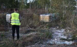 WIOŚ w Warszawie ujawnił mauzery z nieznaną substancją w m. Kiciny