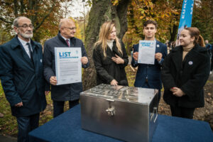 Kapsuła czasu i pamiątkowe drzewo zwieńczeniem obchodów Europejskiej Stolicy Młodzieży w Lublinie