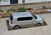 Łódź. Zabetonowane auto okazało się dużą atrakcją dla turystów
