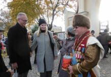 Ratowanie nagrobków na zabytkowym cmentarzu w Łomży możliwe dzięki kweście