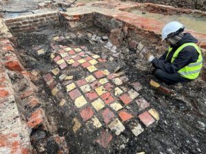 Warszawa. Kolejne odkrycie na placu Defilad – posadzka przedwojennej kamienicy