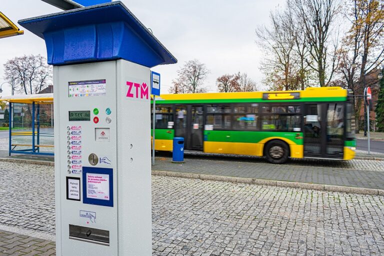 132 solarne biletomaty dla pasażerów Górnośląsko-Zagłębiowskiej Metropolii