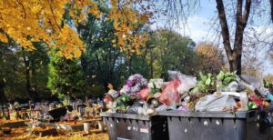 Rocznie przez polskie cmentarze przewija się aż 100-120 tys. ton odpadów