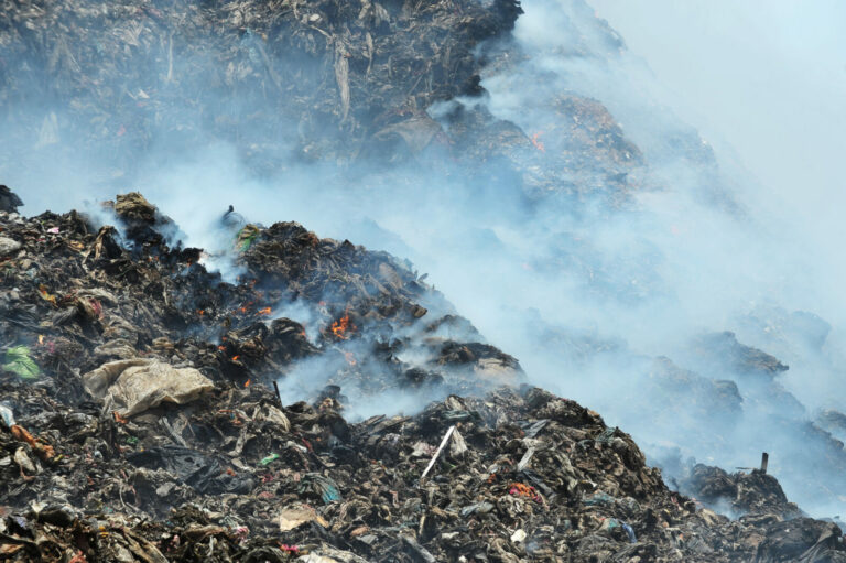 Odpady zapłonęły tu już 33 razy. W ubiegłym roku na spółkę składującą tekstylia nałożono karę 1,25 mln złotych