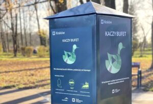 Krakowscy zarządcy zieleni miejskiej stawiają w parkach kaczkomaty