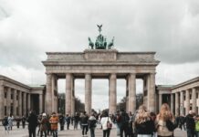 Niemcy. Aktywiści klimatyczni ponownie pomazali farbą Bramę Brandenburską w Berlinie