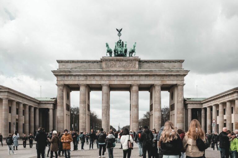 Niemcy. Aktywiści klimatyczni ponownie pomazali farbą Bramę Brandenburską w Berlinie