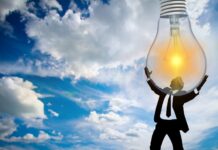 Jesteśmy gotowi na transformację energetyczną Człowiek trzymający żarówkę