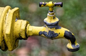 W Bronkowicach wodociągowcy szukają źródła awarii