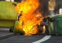 Olsztyn. Policja zatrzymała mężczyzn podpalających wiaty śmietnikowe; straty wyniosły 50 tys. zł