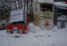 Po lewej: przewrócony pojemnik na elektrośmieci (czerwony), w którym utknął przestępca