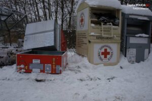 Przestępca zaklinował się w kontenerze na elektroodpady