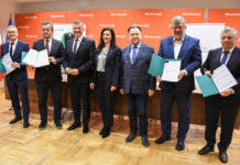 Pół miliarda złotych na nowe pociągi PESA dla województwa mazowieckiego Uroczyste podpisanie umowy na dostawę 16 pociągów PESY dla województwa mazowieckiego