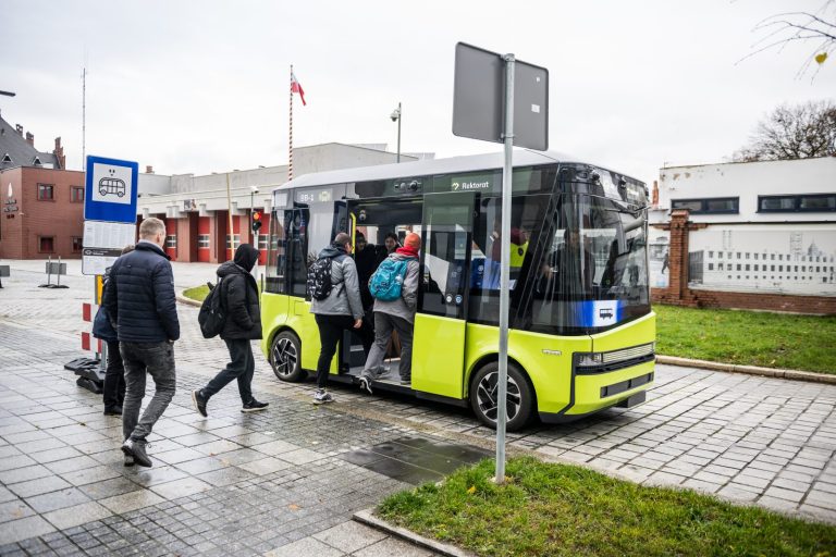 Autonomiczny minibus zasilany elektrycznie po testach w Gliwicach