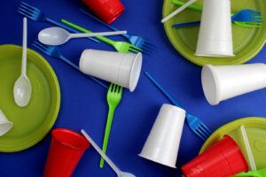 Opłaty za jednorazowy plastik już obowiązują