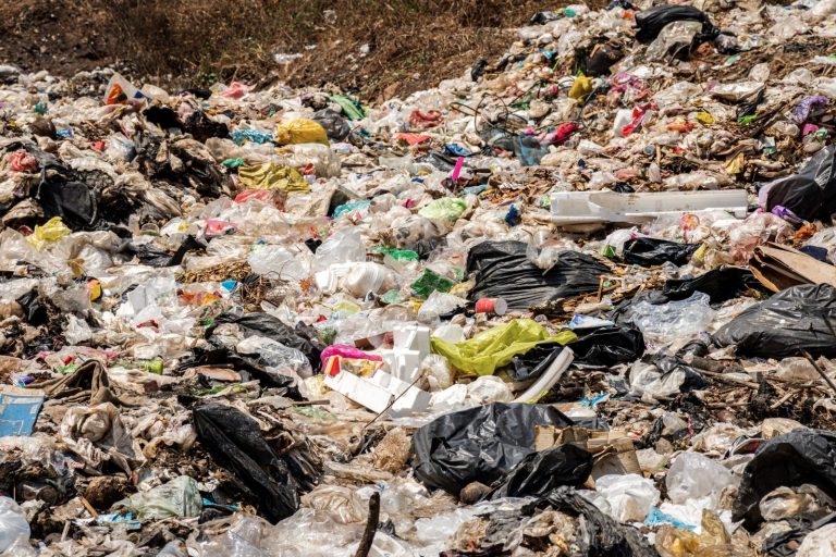 Kalisz. Prokuratura wyjaśnia sprawę porzuconych 2 tys. ton odpadów, które odkryto podczas budowy drogi