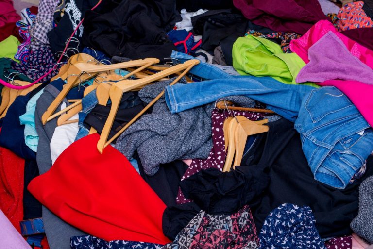 Zalewa nas fala niepotrzebnych ubrań. Tylko część trafia do obiegu wtórnego lub recyklingu