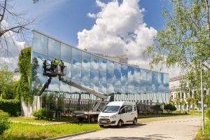 UwB: mniej kolizji ptaków dzięki zastosowaniu specjalnej folii na powierzchniach szklanych