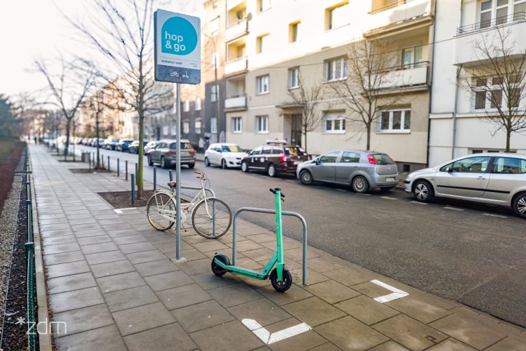 Poznań porządkuje hulajnogi elektryczne w przestrzeni miejskiej i wprowadza punkty hop&go