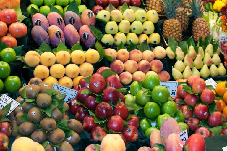 Sowińska: wkrótce mogą zniknąć plastikowe naklejki na owocach i warzywach