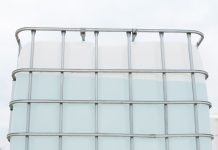 Pojemniki z substancjami chemicznymi w lesie w powiecie wołomińskim