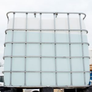 Pojemniki z substancjami chemicznymi w lesie w powiecie wołomińskim