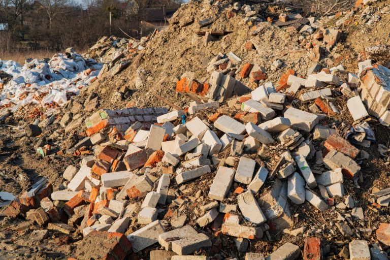 Nielegalne składowisko odpadów we Wrocławiu