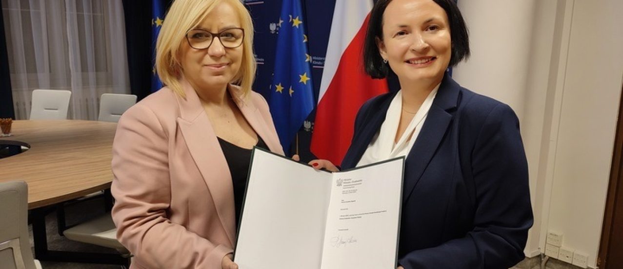 Dorota Zawadzka-Stępniak odbiera nominację na prezesa NFOŚiGW z rąk minister klimatu i środowiska