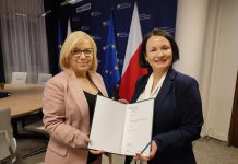 Dorota Zawadzka-Stępniak nowym prezesem NFOŚiGW Dorota Zawadzka-Stępniak odbiera nominację na prezesa NFOŚiGW z rąk minister klimatu i środowiska