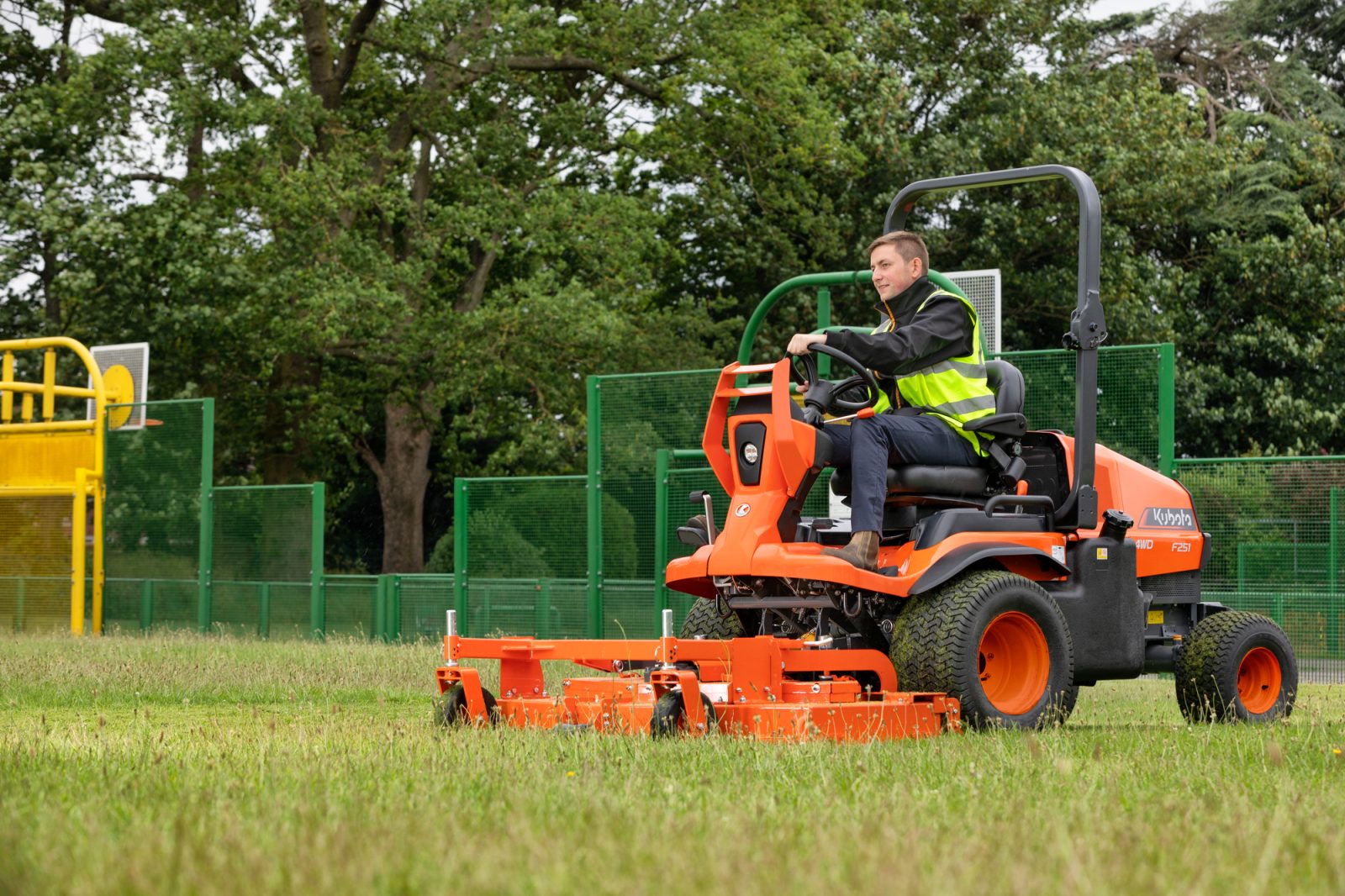 Kubota F-251 imponuje wydajnością oraz jakością koszenia i mulczowania. Fot. Kubota. Kubota F-251 imponuje wydajnością oraz jakością koszenia i mulczowania. Fot. Kubota.