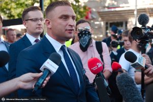 Robert Bąkiewicz z zarzutem uszkodzenia zabytkowego budynku Ministerstwa Klimatu i Środowiska