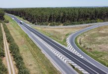 Wytyczony odcinek przyszłej autostrady Bydgoszcz - Toruń (jeden z pasów drogi już jest oddany do użytku).