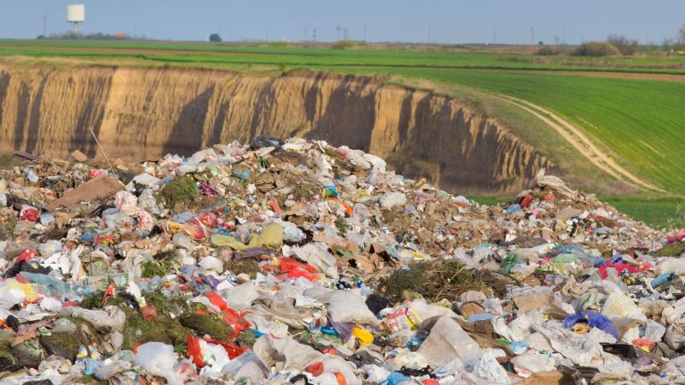 Rząd i GIOŚ mają listę nielegalnych składowisk, ale jej nie upublicznią. Może chodzić o 3,86 mln ton odpadów