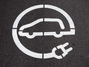 Trzynaście razy więcej elektryków do 2030 roku. Co z ich ładowaniem?