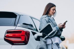 Raport: w 2030 roku w Europie sprzeda się więcej elektryków niż aut spalinowych