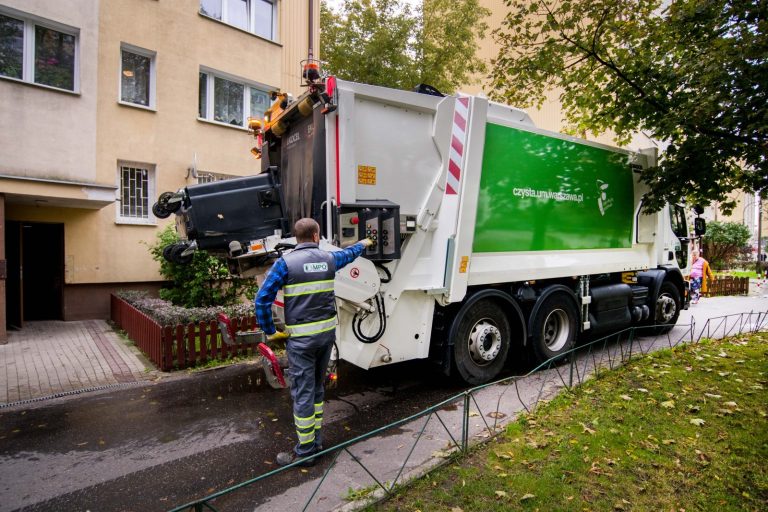 Warszawa. Radni zadecydowali o czasowym obniżeniu opłat za odbiór odpadów