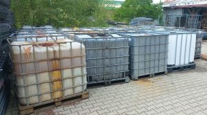 Mazowieckie. Nielegalne składowisko, w tym pojemniki z nieznaną cieczą