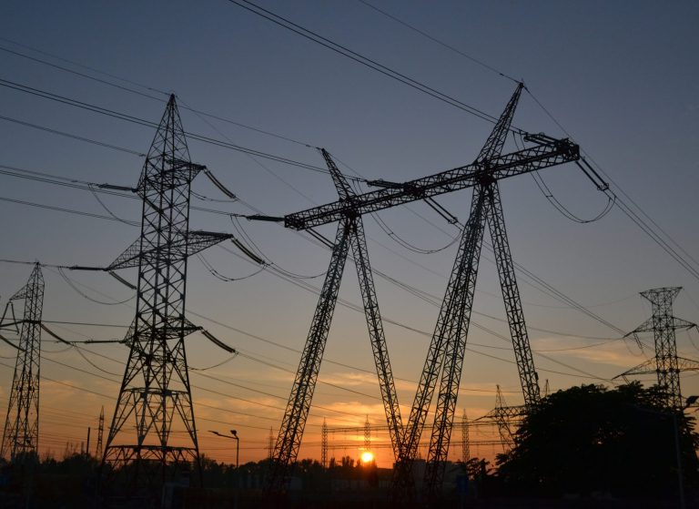 MKiŚ: ponad 100 mld zł spodziewanych nakładów na sieci energetyczne do 2030 r.
