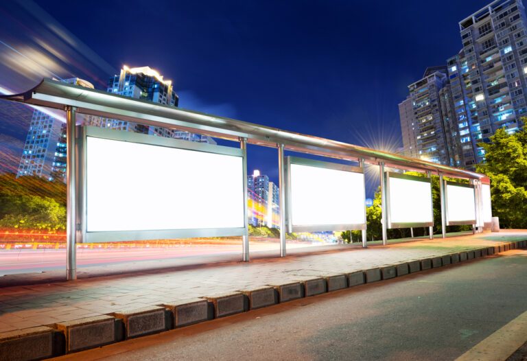 Raport NIK: Miasta wciąż nie radzą sobie z nielegalnymi reklamami w przestrzeni publicznej