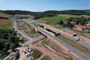 Oto najbardziej malowniczy odcinek „eski” w Polsce i najdłuższy tunel pozamiejski. Odcinek drogi S3 Bolków – Kamienna Góra otwarty!