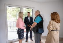 Warszawskie mieszkania komunalne. 700 w budowie, ma powstać 2 800 Uroczystość przekazania warszawskich mieszkań komunalnych lokatorom