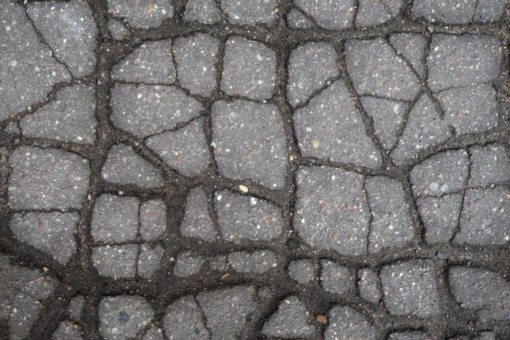 Lublin. Naukowcy pracują nad powtórnym wykorzystaniem zużytego asfaltu do budowy dróg