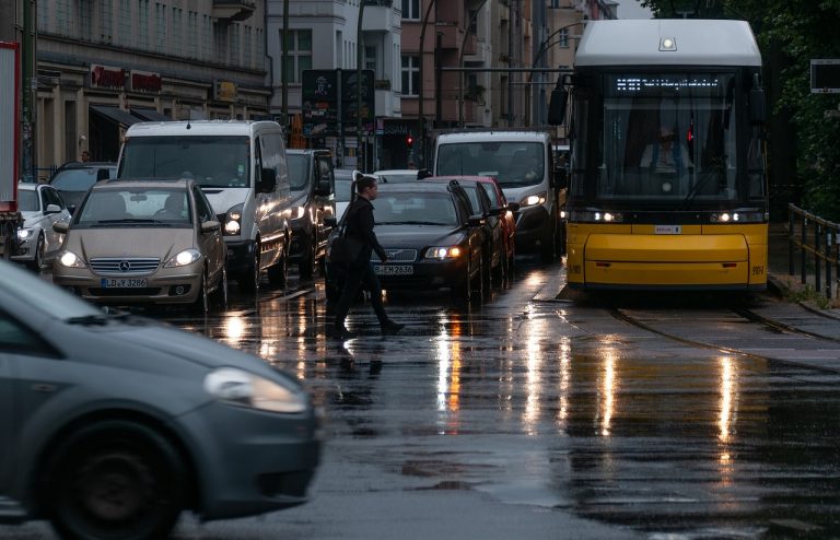 Warszawę zalewa hałas, głownie drogowy. Interwencja RPO