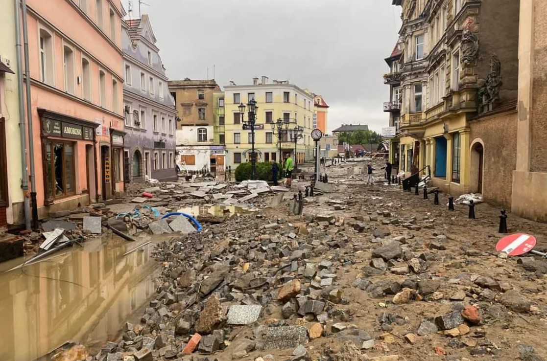 Kłodzko w miarę możliwości powraca do życia