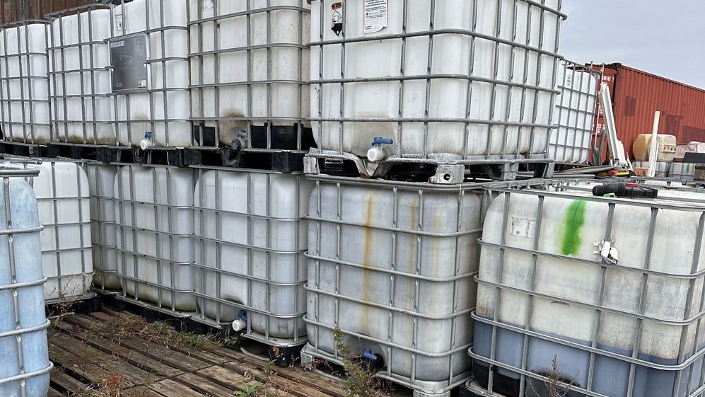 Śląskie. Akt oskarżenia ws. porzucenia ponad 5 tys. ton niebezpiecznych odpadów